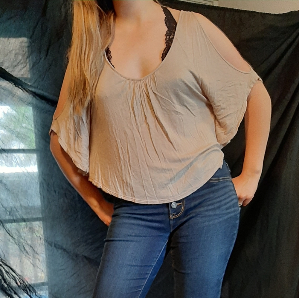 Flowy cut out top